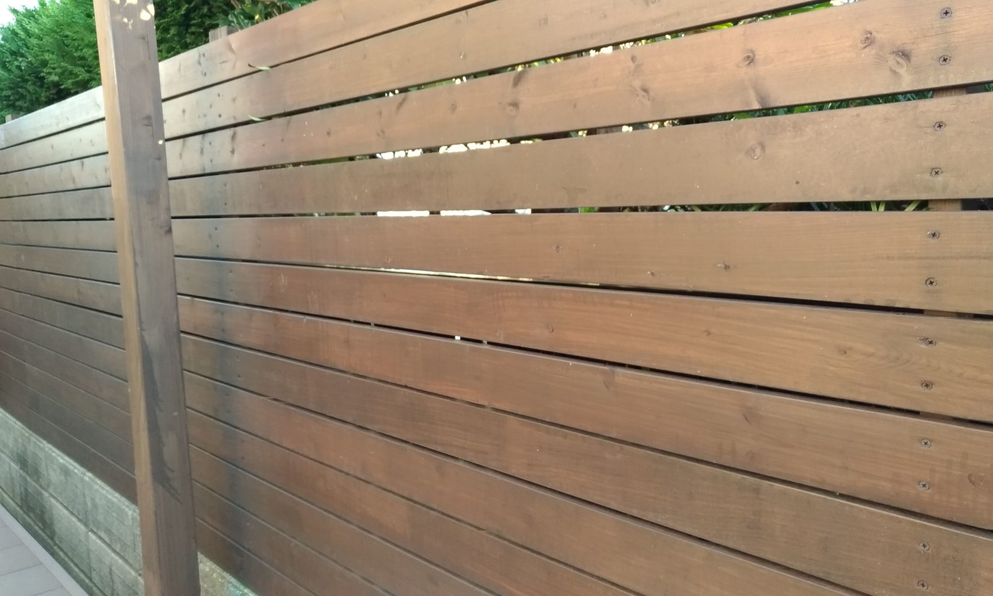 既存フェンスを利用した木製目隠しフェンス